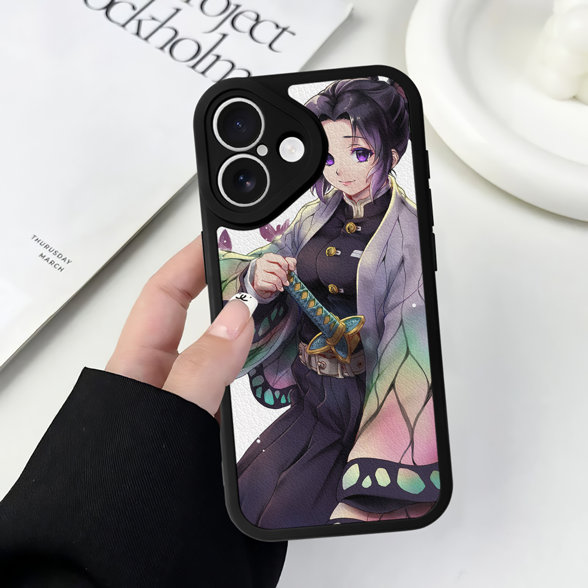 （画像用） 鬼滅の刃（きめつのやいば）蟲柱-胡蝶 しのぶ／こちょう しのぶ Kochou Shinobu 【iPhone 16シリーズ対応】シリコンスマホケース（レザー調） 材質：シリコン